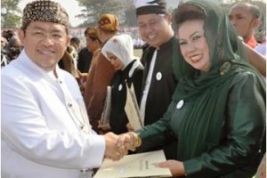 Bupati Kuningan saat menerima penghargaan Kabupaten Sehat dari Gubernur Jabar.